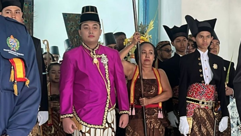 pakubuwana-xiv-purbaya-resmi-jumeneng-jadi-raja-keraton-surakarta-1763182763492_169.png