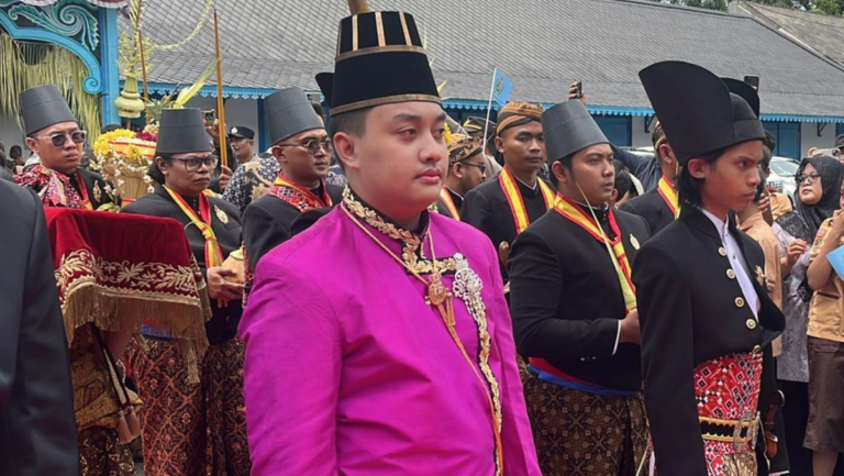 pakubuwana-xiv-purbaya-resmi-jumeneng-jadi-raja-keraton-surakarta-1763182763549_169.png