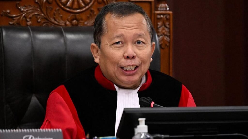 para-hakim-mahkamah-konstitusi-1_169.jpeg