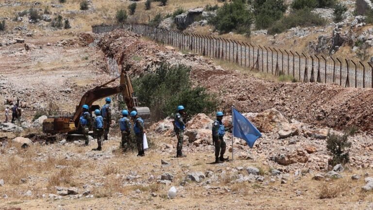 pasukan-perdamaian-pbb-unifil-berjaga-di-demarkasi-blue-line-lebanon-israel_169.jpeg