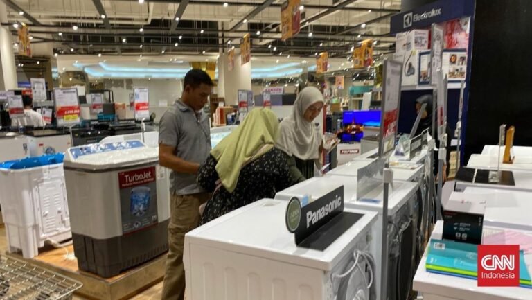 pasutri-berburu-kulkas-2-pintu-manfaatkan-momen-transmart-full-day-sale_169.jpeg