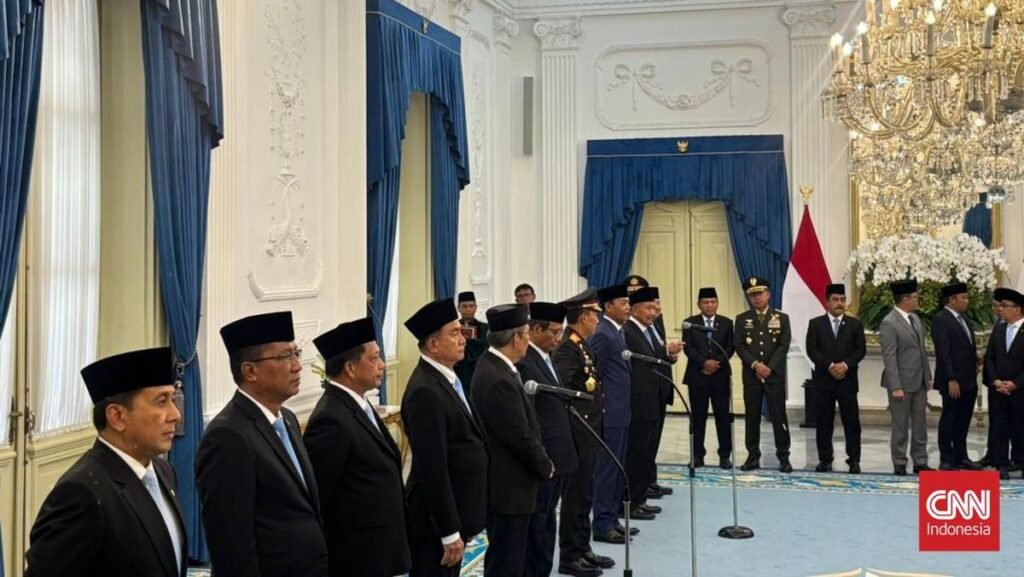 pelantikan-anggota-komite-reformasi-polri-di-istana-kepresidenan-jakarta-1762506535923_169.jpeg