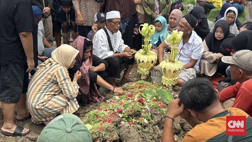 pemakaman-demonstran-reno-yang-ditemukan-tinggal-kerangka-di-kwitang-1762665990777_169.jpeg