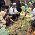 pemakaman-demonstran-reno-yang-ditemukan-tinggal-kerangka-di-kwitang-1762665990777_169.jpeg