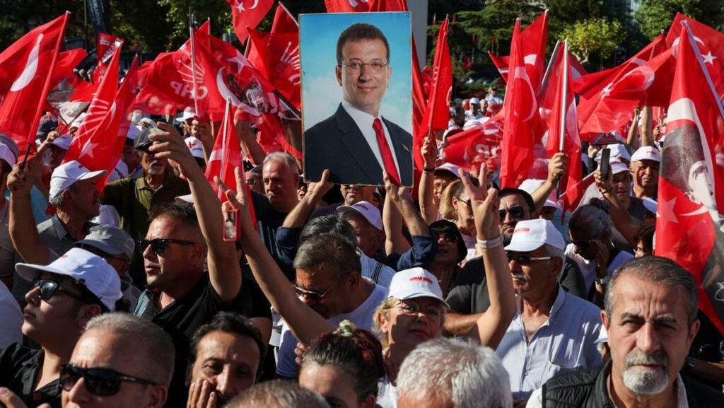 pemimpin-oposisi-turki-bersama-puluhan-ribu-warga-tuntut-erdogan-mundur-1757936905127_169.jpeg