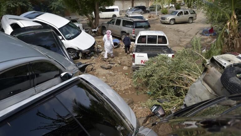 penampakan-tumpukan-mobil-usai-banjir-bandang-di-jeddah_169.jpeg