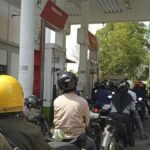 pengendara-ngeluh-isi-bbm-di-spbu-pulau-bintan-harus-antri-berjam-jam_169.jpeg