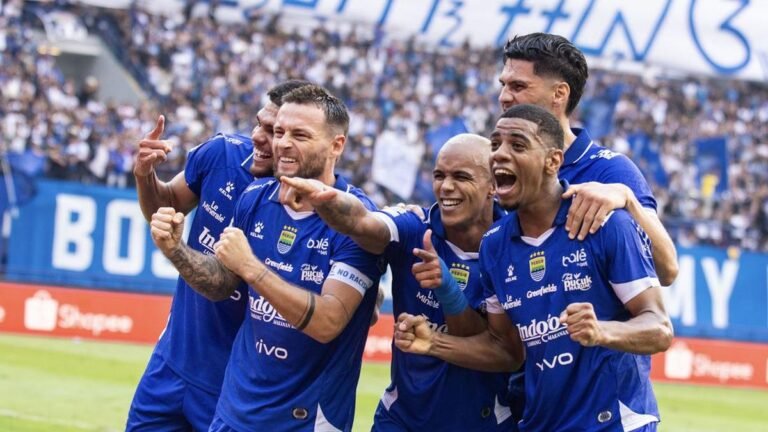 persib-bandung-kalahkan-semen-padang-1754798166611_169.jpeg