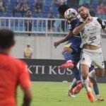 persija-kalahkan-arema-fc-1762611447762_169.jpeg