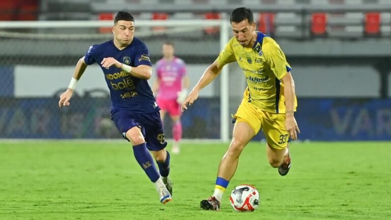 persita-kalahkan-persib-bandung-1760591842561_169.jpeg