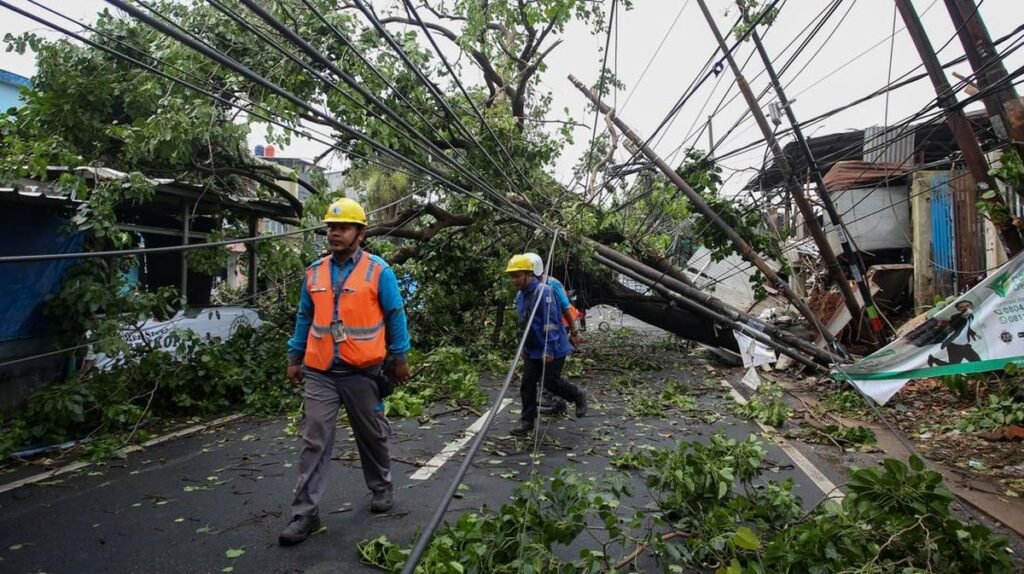 pohon-tumbang-akibat-hujan-deras-dan-angin-kencang-1759844033179_169.jpeg