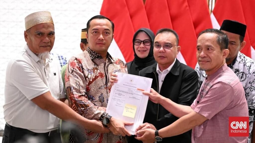 prabowo-pakai-hak-rehabilitasi-pulihkan-nama-baik-2-guru-di-luwu-utara-1762988659961_169.jpeg