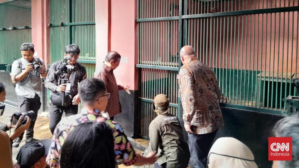pramono-sebut-video-viral-harimau-ragunan-kurus-diambil-saat-covid-1763607223940_169.jpeg