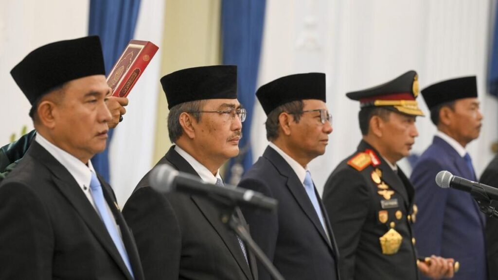 presiden-lantik-anggota-komisi-percepatan-reformasi-polri-1762513991829_169.jpeg