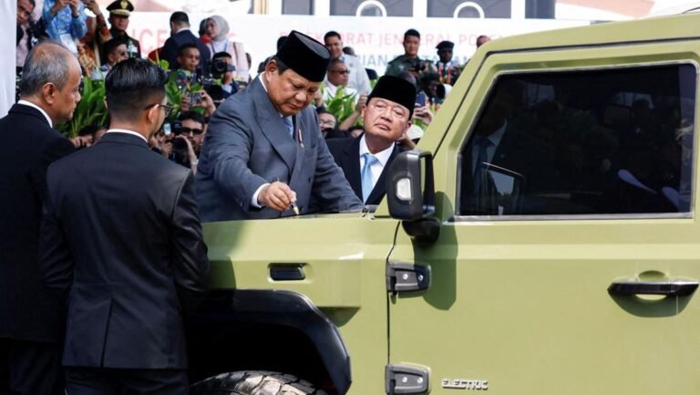 presiden-prabowo-luncurkan-kendaraan-taktis-pindad-mv3-elektrik-bernama-pandu-1749627217092_169.jpeg