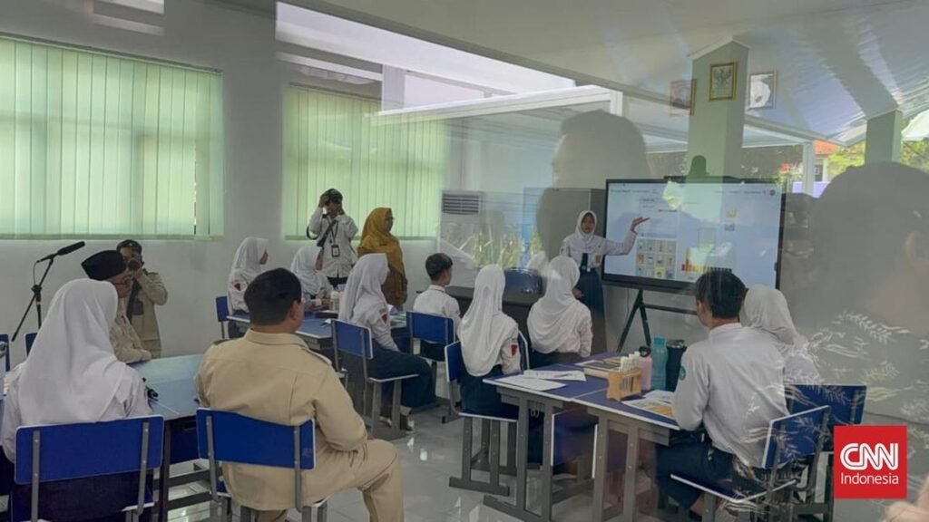 presiden-prabowo-luncurkan-smartboard-nasional-di-smpn-4-kota-bekasi-1763352534168_169.jpeg