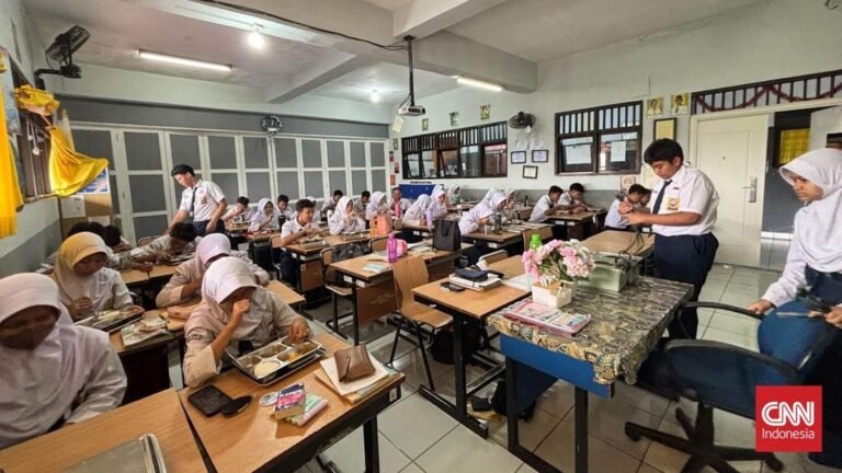 program-mbg-di-smpn-165-jakarta-dan-sdn-pondok-bambu-15-pagi-1759390278254_169.jpeg
