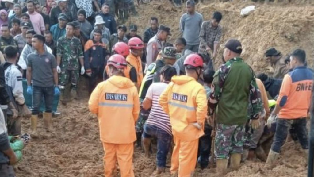 proses-pencarian-korban-tertimbun-longsor-di-aceh-tengah_169.png