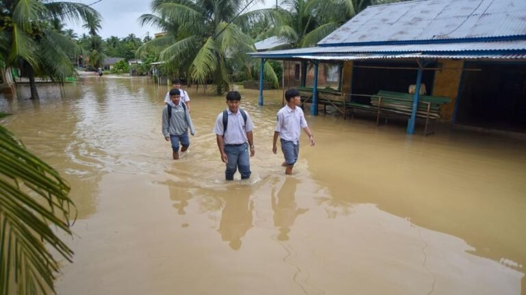 ribuan-jiwa-terdampak-banjir-besar-di-padang-pariaman-1764056762067_169.jpeg