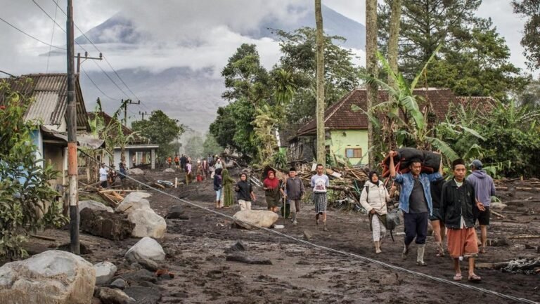 ribuan-warga-mengungsi-akibat-erupsi-semeru-1763700900961_169.jpeg