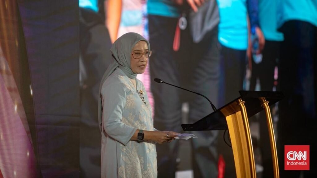 rini-widyantini-men-pan-rb-saat-acara-indonesia-leading-women-awards-2025-1747318735338_169.jpeg