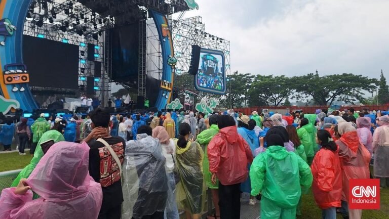 rintik-hujan-bikin-goyang-koplo-di-festival-kopling-cibinong-makin-ambyar-1763805259035_169.jpeg