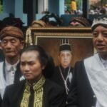 rintik-hujan-iringi-kedatangan-jenazah-pb-xiii-di-makam-imogiri-1762323518635_169.jpeg