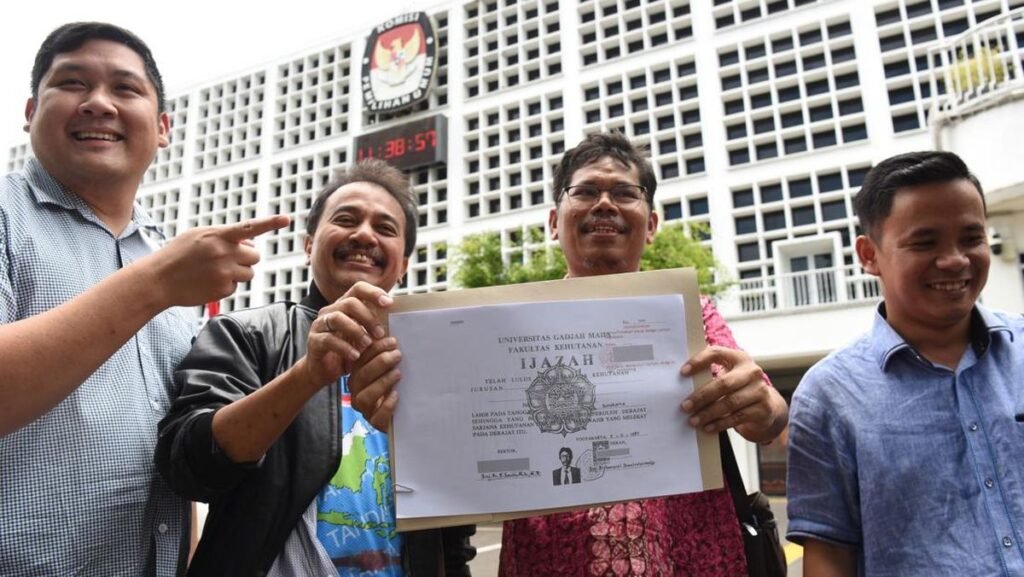 roy-suryo-ambil-salinan-ijazah-jokowi-ke-kpu-1761291574022_169.jpeg