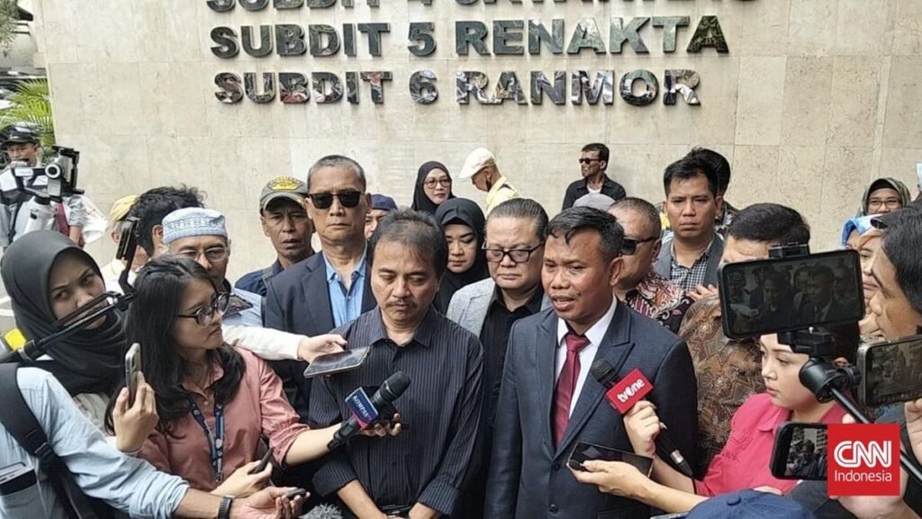 roy-suryo-hadir-memenuhi-panggilan-pemeriksaan-1755666121133_169.jpeg