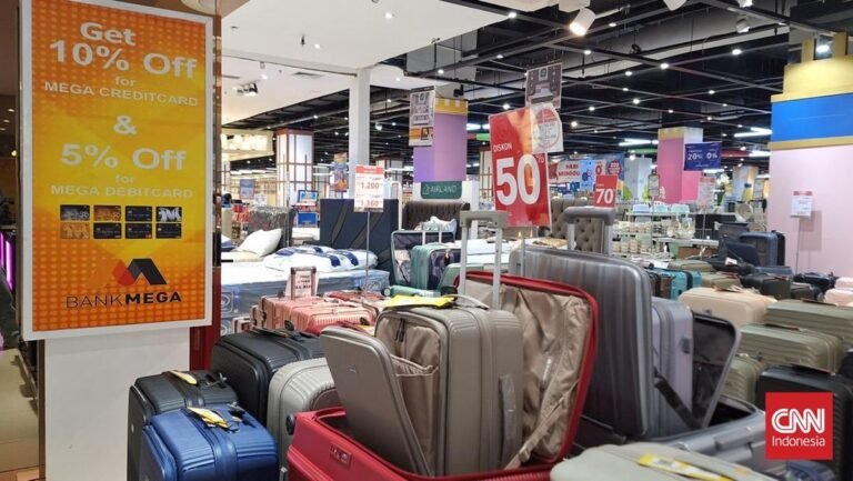 sambut-nataru-pembeli-berburu-diskon-koper-di-transmart-central-park-1_169.jpeg