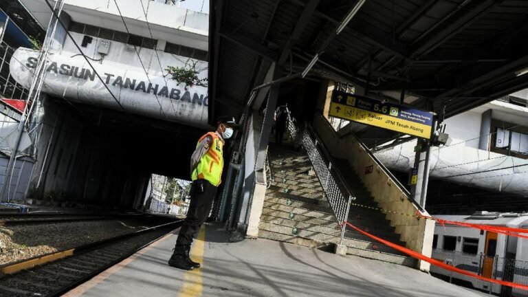 sepi-stasiun-tanah-abang-saat-tak-layani-penumpang-krl-3_169.jpeg
