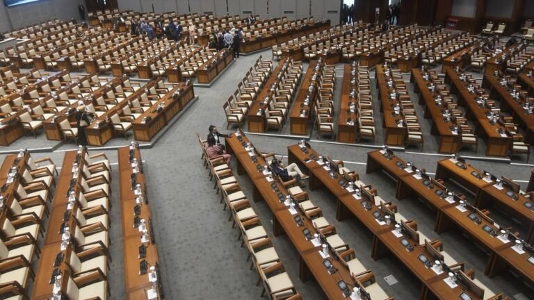 sidang-paripurna-dpr-bahas-ruu-pilkada-ditunda-5_169.jpeg