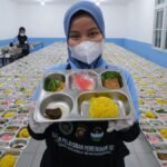 sppg-polresta-pontianak-distribusikan-mbg-1762164728251_169.jpeg