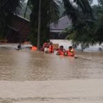 sungai-meluap-banjir-1-meter-kepung-permukiman-warga-di-langkat-1764157087139_169.jpeg