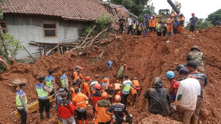 tim-sar-gabungan-evakuasi-korban-longsor-majenang-1763189936504_169.jpeg