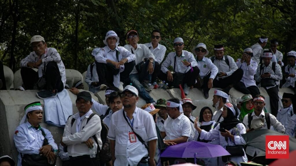 tuntut-kesetaraan-guru-madrasah-swasta-gelar-aksi-di-monas-1761797742377_169.jpeg