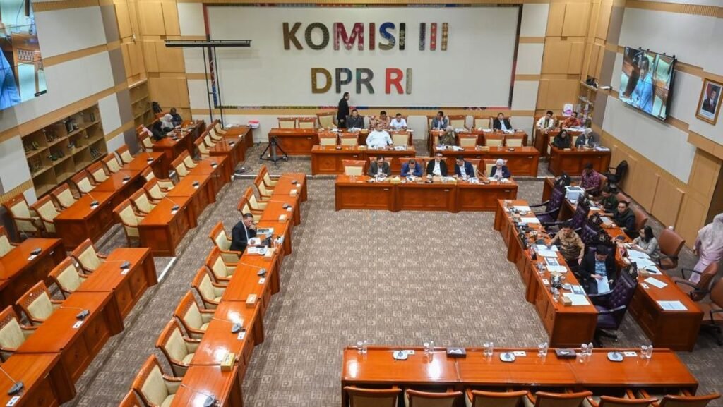 uji-kelayakan-dan-kepatutan-calon-hakim-konstitusi-1755668486898_169.jpeg