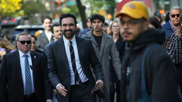 zohran-mamdani-turun-ke-jalan-sapa-warga-new-york-1761635508304_169.jpeg