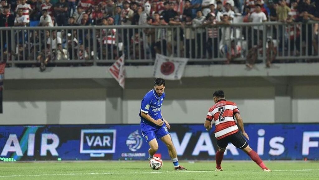 1764561369_madura-united-vs-persib-bandung-1764524596187_169.jpeg