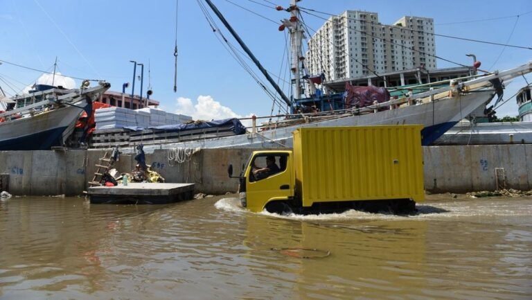 1765005305_banjir-rob-di-pelabuhan-sunda-kelapa-1764920833798_169.jpeg