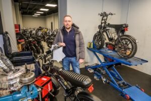 1765563965_nlbeeld-tt20251211-34694-enschede-fatbikes-van-la-souris-eigenaar-armando-muis-editie-enschede-foto.jpeg