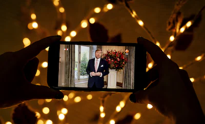 2024-12-25-13-02-07-illustratief-koning-willem-alexander-tijdens-zijn-jaarlijkse-kersttoespraak-gezi.webp