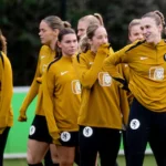 2025-12-01-12-02-39-zeist-vivianne-miedema-en-teamgenoten-tijdens-een-voetbaltraining-op-de-knvb-cam.webp