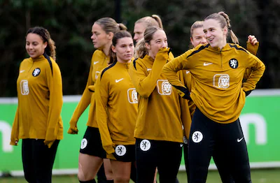 2025-12-01-12-02-39-zeist-vivianne-miedema-en-teamgenoten-tijdens-een-voetbaltraining-op-de-knvb-cam.webp