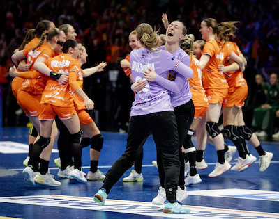 2025-12-10-19-28-30-rotterdam-yara-ten-holte-ned-en-de-speelsters-van-nederland-na-de-overwinning-ti.webp