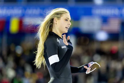 2025-12-28-19-46-36-heerenveen-jutta-leerdam-na-haar-tweede-500m-race-tijdens-de-derde-dag-van-het-o.webp