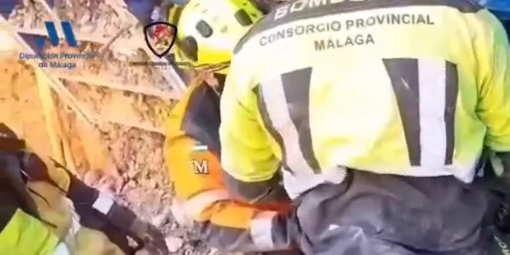 EuropaPress_7191459_bomberos_cpb_rescate_hombre_atrapado_tres_metros_escombros_velez_malaga-U8563133.webp
