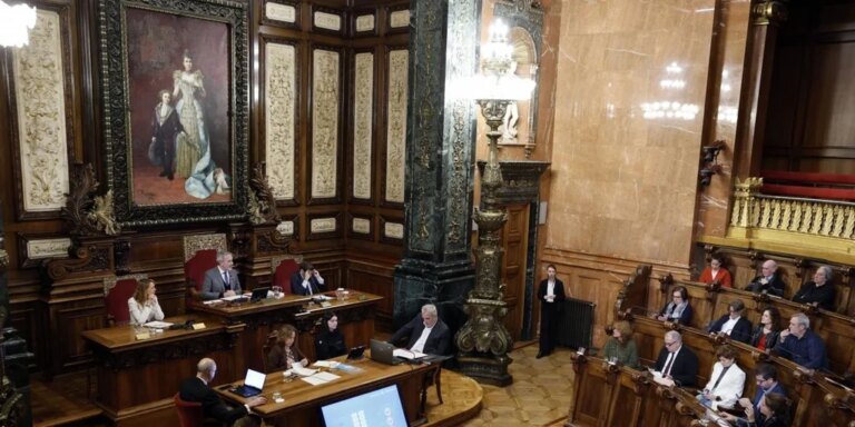 Pleno20Ayuntamiento20Barcelona20EFE-U02461130624QZq-1024x512@diario_abc.jpg