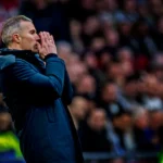 ajax-feyenoord-seizoen-2025-2026-robin-van-persie-slaat-de-handen-voor-de-ogen-na-een-gemiste-kans-f.webp