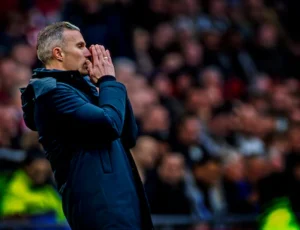 ajax-feyenoord-seizoen-2025-2026-robin-van-persie-slaat-de-handen-voor-de-ogen-na-een-gemiste-kans-f.webp